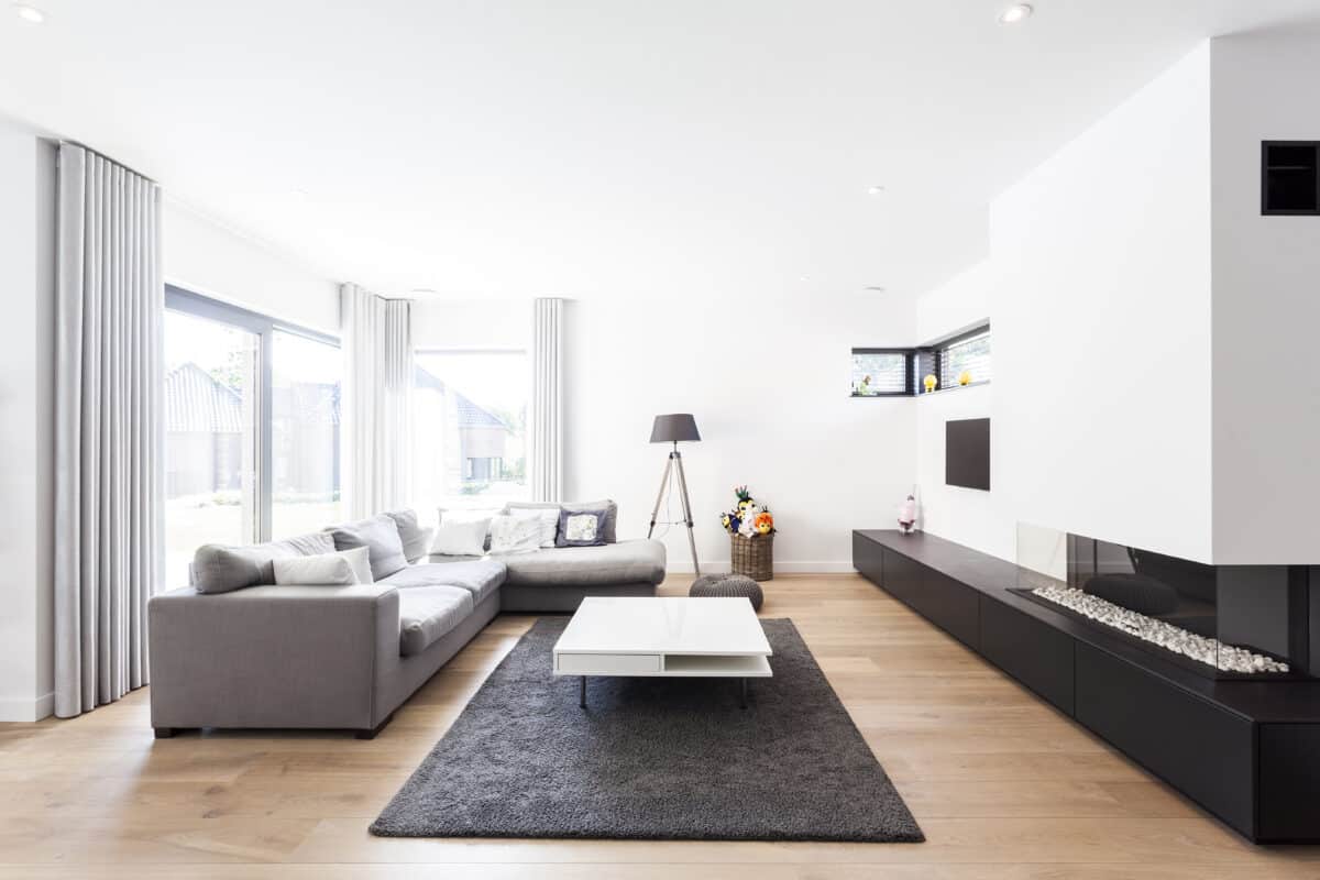 modern woonkamer parketvloer met moderne open haard